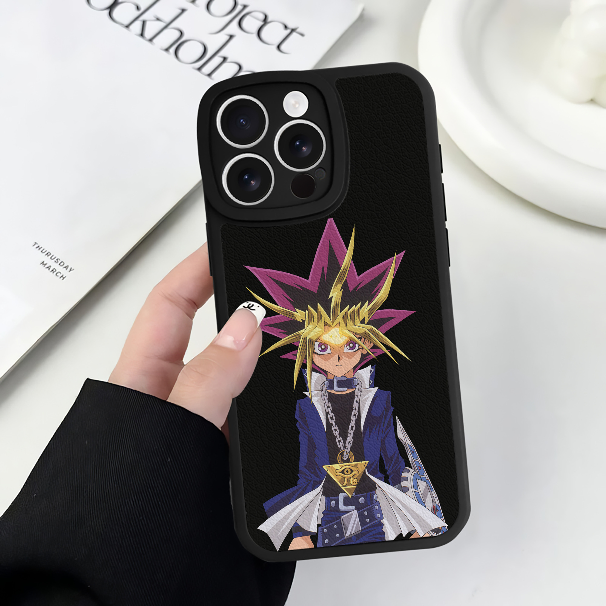 （画像用） 遊☆戯☆王 Yu-Gi-Oh! 【iPhone 16シリーズ対応】シリコンスマホケース（レザー調） 材質：シリコン